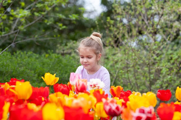 Ein Schönes Hübsches Mädchen Sitzt Der Nähe Eines Blumenbeetes Aus — Stockfoto