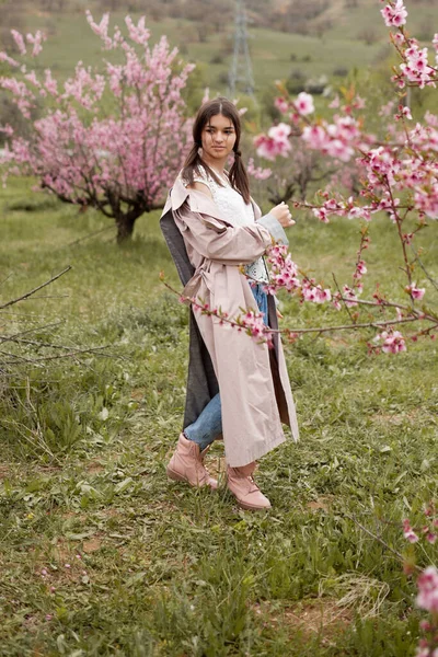 Mooi Meisje Lente Perzik Tuin Tiener Gekleed Regenjas Jeans — Stockfoto