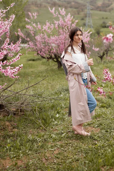 Hermosa Chica Jardín Melocotón Primavera Adolescente Vestida Con Impermeable Jeans —  Fotos de Stock