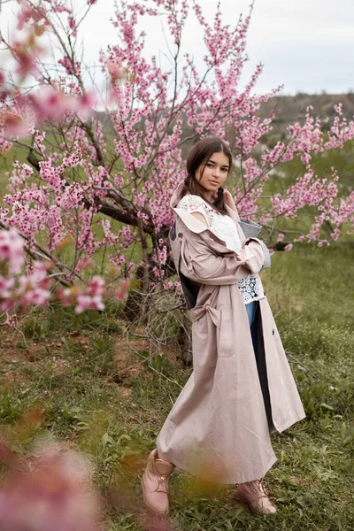 Όμορφο Κορίτσι Στον Κήπο Ροδακινί Άνοιξη Έφηβος Ντυμένος Αδιάβροχο Τζιν — Φωτογραφία Αρχείου