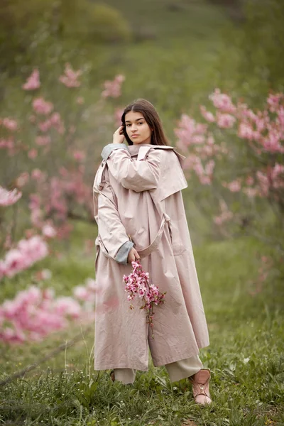 Bahar Şeftali Bahçesinde Güzel Bir Kız Yağmurluk Kot Giyen Bir — Stok fotoğraf