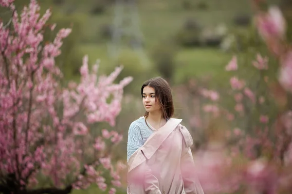 Bahar Şeftali Bahçesinde Güzel Bir Kız Yağmurluk Kot Giyen Bir — Stok fotoğraf