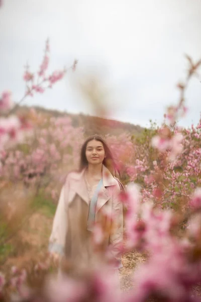 Schönes Mädchen Frühling Pfirsichgarten Teenager Regenjacke Und Jeans — Stockfoto