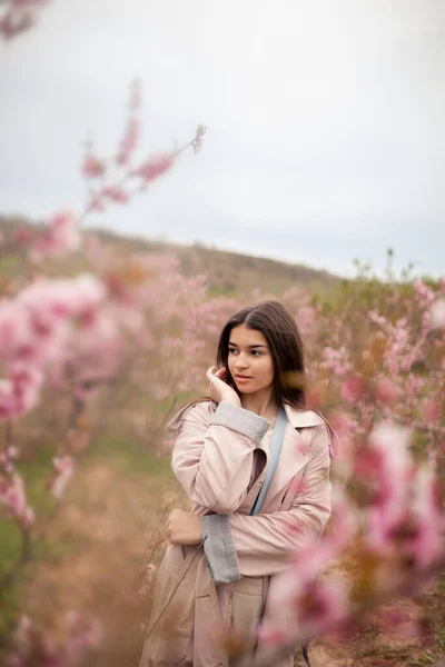 Bahar Şeftali Bahçesinde Güzel Bir Kız Yağmurluk Kot Giyen Bir — Stok fotoğraf