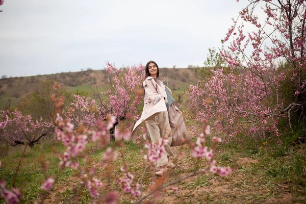 Όμορφο Κορίτσι Στον Κήπο Ροδακινί Άνοιξη Έφηβος Ντυμένος Αδιάβροχο Τζιν — Φωτογραφία Αρχείου