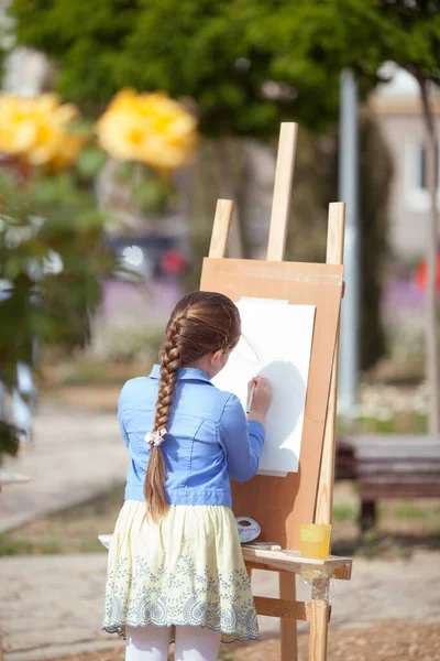 Das Mädchen Zeichnet Park Auf Einer Staffelei Plein Air Kind — Stockfoto