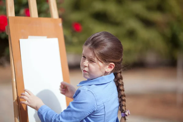 Девушка Рисует Парке Мольберте Пленэре Ребенок Учится Рисовать Природе — стоковое фото