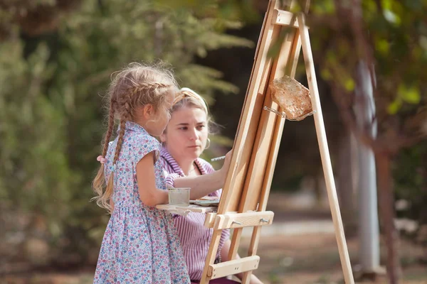 Chica Dibuja Parque Caballete Aire Plein Niño Aprende Dibujar Naturaleza —  Fotos de Stock