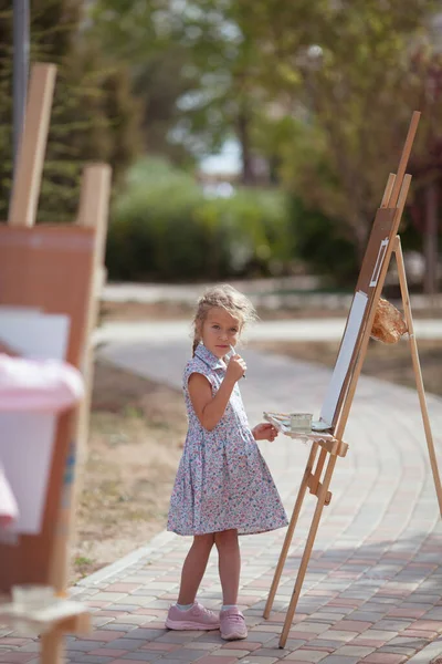 Menina Desenha Parque Cavalete Plein Air Criança Aprende Desenhar Natureza — Fotografia de Stock