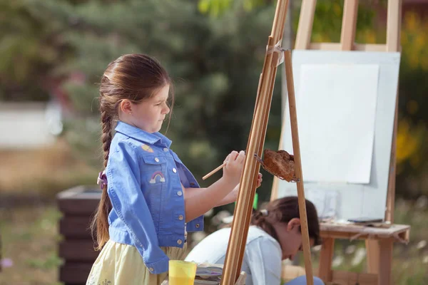 Kız Parkta Bir Sehpaya Resim Çiziyor Plein Havası Çocuk Doğada — Stok fotoğraf
