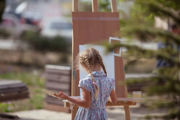 Kız Parkta Bir Sehpaya Resim Çiziyor Plein Havası Çocuk Doğada — Stok fotoğraf
