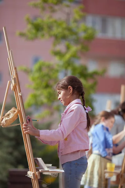 Menina Desenha Parque Cavalete Plein Air Criança Aprende Desenhar Natureza — Fotografia de Stock