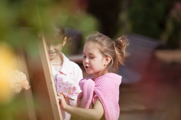 Dziewczyna Rysuje Parku Sztaludze Świeżym Powietrzu Dziecko Uczy Się Rysować — Zdjęcie stockowe