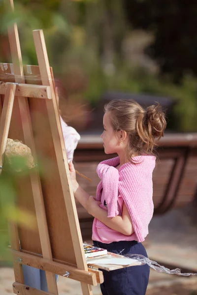 Девушка Рисует Парке Мольберте Пленэре Ребенок Учится Рисовать Природе — стоковое фото
