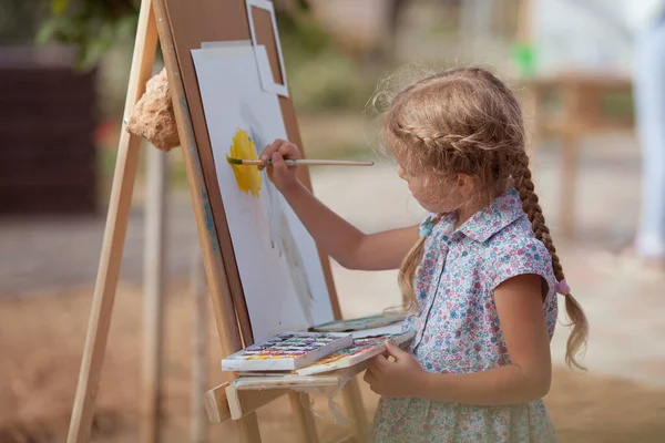 Das Mädchen Zeichnet Park Auf Einer Staffelei Plein Air Kind — Stockfoto