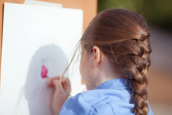 Das Mädchen Zeichnet Park Auf Einer Staffelei Plein Air Kind — Stockfoto