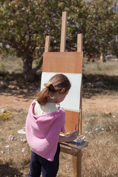 Menina Desenha Parque Cavalete Plein Air Criança Aprende Desenhar Natureza — Fotografia de Stock