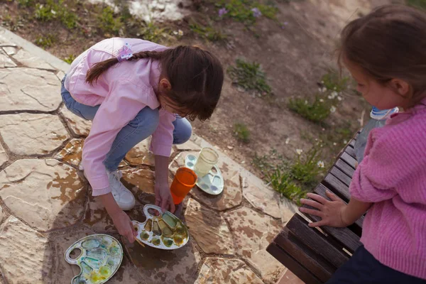 Kız Parkta Bir Sehpaya Resim Çiziyor Plein Havası Çocuk Doğada — Stok fotoğraf