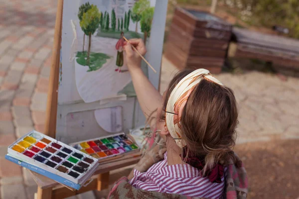 Chica Dibuja Parque Caballete Aire Plein Niño Aprende Dibujar Naturaleza —  Fotos de Stock