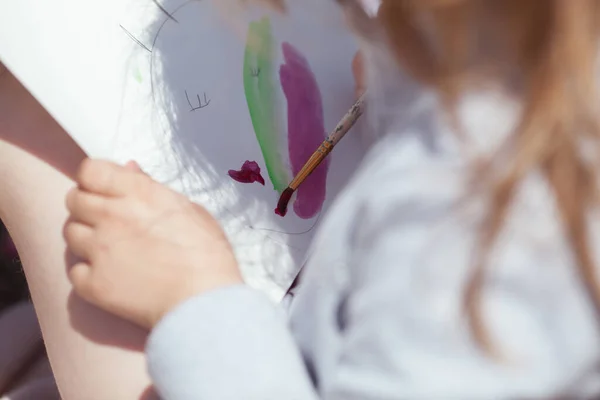 Menina Desenha Parque Cavalete Plein Air Criança Aprende Desenhar Natureza — Fotografia de Stock