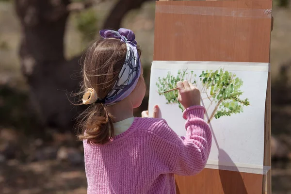 Dziewczyna Rysuje Parku Sztaludze Świeżym Powietrzu Dziecko Uczy Się Rysować — Zdjęcie stockowe