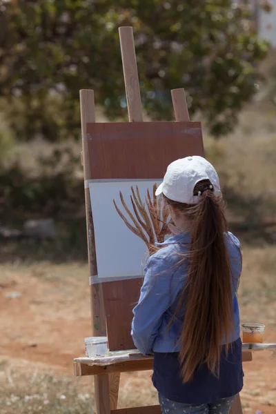 Menina Desenha Parque Cavalete Plein Air Criança Aprende Desenhar Natureza — Fotografia de Stock