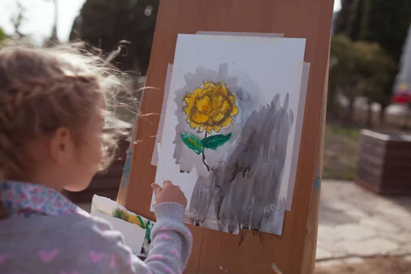 Menina Desenha Parque Cavalete Plein Air Criança Aprende Desenhar Natureza Fotografia De Stock