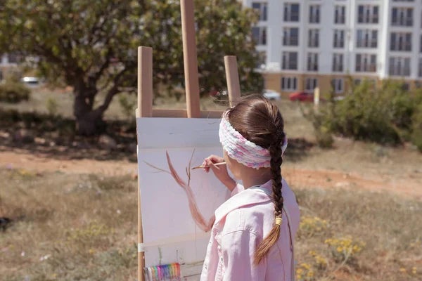 Lány Festőállvánnyal Rajzol Parkban Levegővel Gyermek Megtanul Rajzolni Természetben Stock Kép
