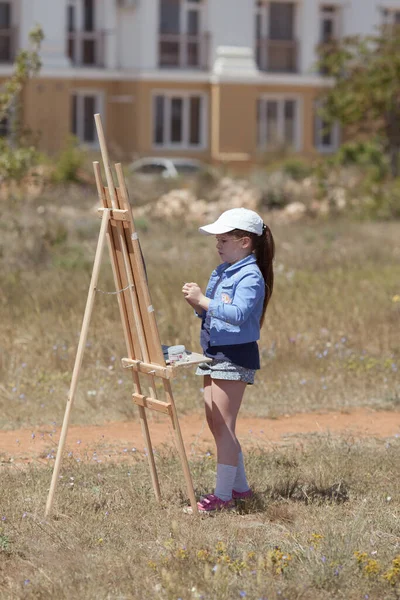 Das Mädchen Zeichnet Park Auf Einer Staffelei Plein Air Kind Stockbild