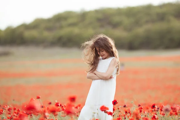 Menina Bonita Campo Papoula Livre — Fotografia de Stock