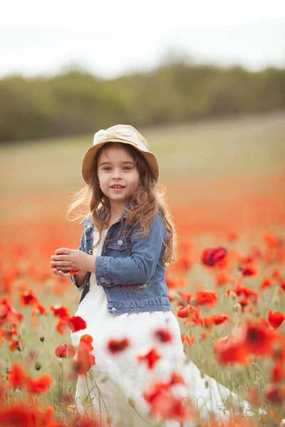 Csinos Kislány Mákföldön Szabadban — Stock Fotó