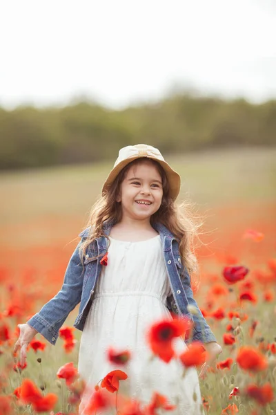 Menina Bonita Campo Papoula Livre — Fotografia de Stock