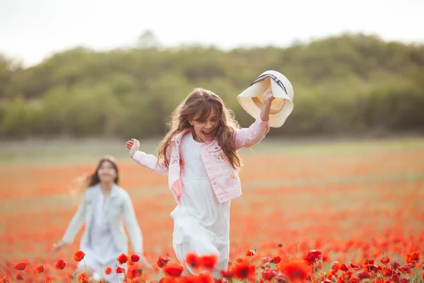 Gyönyörű Boldog Nővérek Mákmezőn Lányok Nevetnek — Stock Fotó