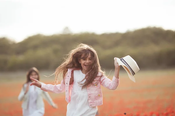 Mooie Gelukkige Zussen Het Papaverveld Meisjes Lachen — Stockfoto