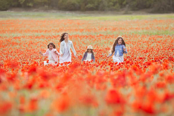 Mooie Gelukkige Zussen Het Papaverveld Meisjes Lachen — Stockfoto