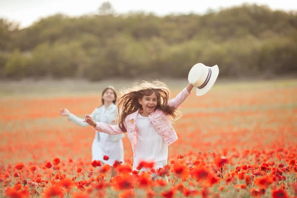 Schöne Und Glückliche Schwestern Mohnfeld Die Mädchen Lachen — Stockfoto