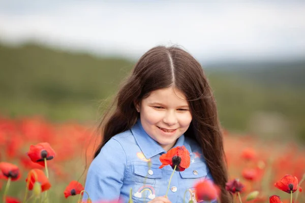Hübsches Kleines Mädchen Auf Einem Mohnfeld Freien — Stockfoto