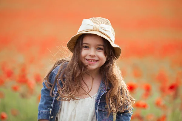 Menina Bonita Campo Papoula Livre — Fotografia de Stock