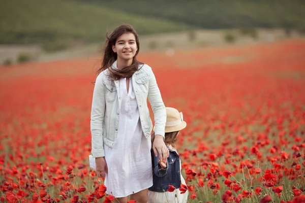 Beautiful Happy Sisters Poppy Field Girls Laugh — Stock Photo, Image