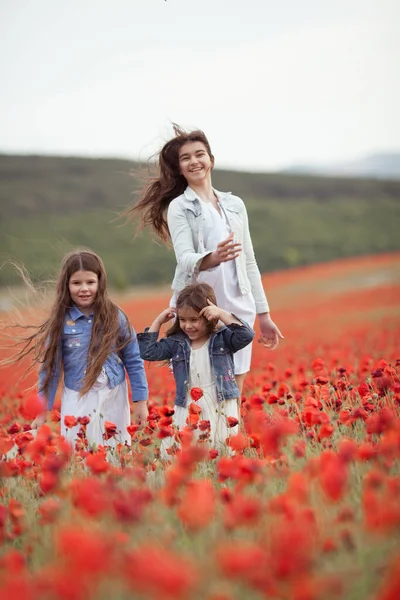 Schöne Und Glückliche Schwestern Mohnfeld Die Mädchen Lachen — Stockfoto