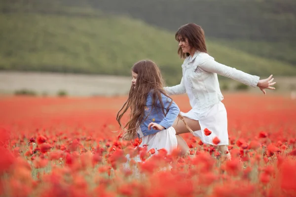 Schöne Und Glückliche Schwestern Mohnfeld Die Mädchen Lachen — Stockfoto