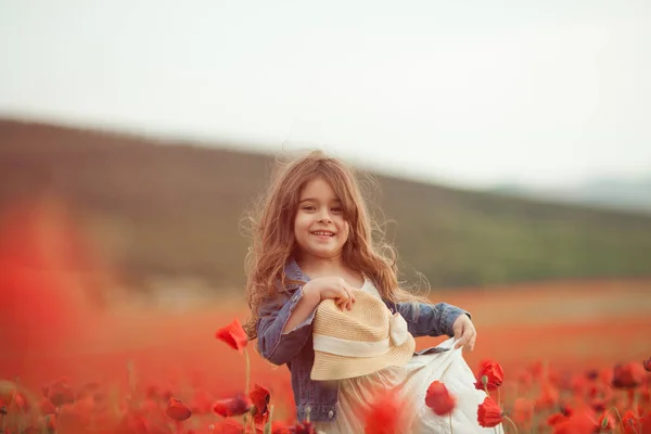Όμορφο Κοριτσάκι Ένα Χωράφι Παπαρούνες Υπαίθριο — Φωτογραφία Αρχείου