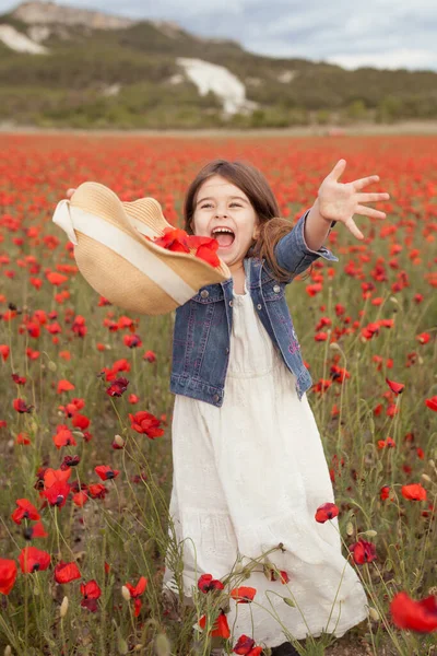 Hübsches Kleines Mädchen Auf Einem Mohnfeld Freien — Stockfoto