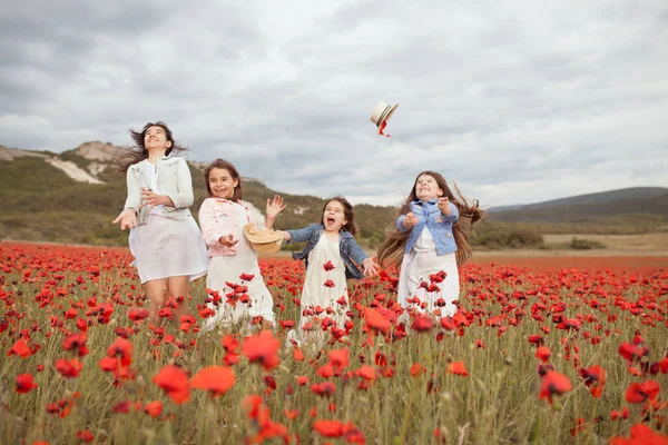Krásné Šťastné Sestry Makovém Poli Dívky Smějí — Stock fotografie