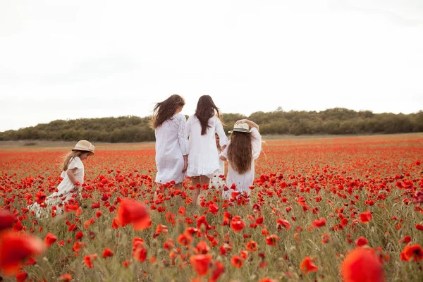 Beyaz Elbiseli Güzel Anne Kızlar Gelincik Tarlasında Koşuyor — Stok fotoğraf