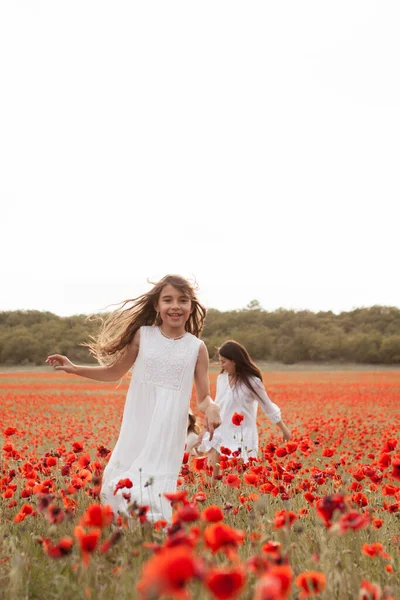 Bela Mãe Filhas Vestidos Brancos Correm Através Campo Papoula — Fotografia de Stock