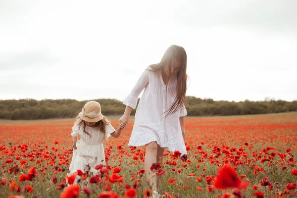 Schöne Mutter Und Töchter Weißen Kleidern Laufen Durch Das Mohnfeld — Stockfoto