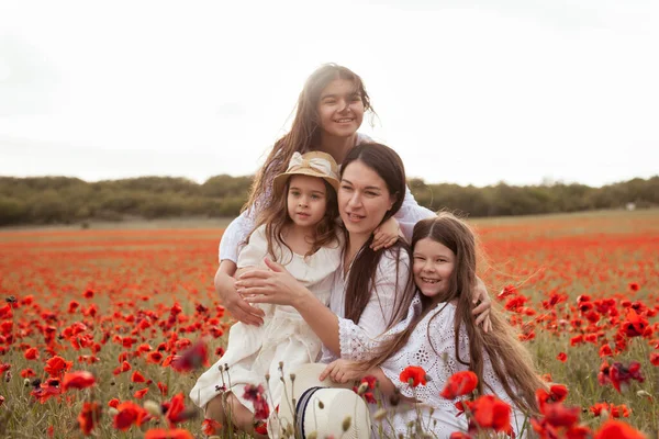 Porträt Einer Großen Familie Einem Mohnfeld Glückliche Mütter Und Töchter — Stockfoto