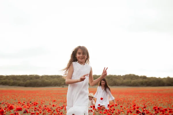 Bela Mãe Filhas Vestidos Brancos Correm Através Campo Papoula — Fotografia de Stock