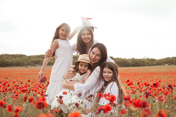 Porträt Einer Großen Familie Einem Mohnfeld Glückliche Mütter Und Töchter — Stockfoto